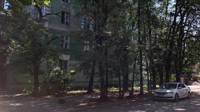 У Миколаєві півторарічний хлопчик випав з вікна четвертого поверху. В якому стані дитина У Миколаєві півторарічний хлопчик випав з вікна четвертого поверху. В якому стані дитина