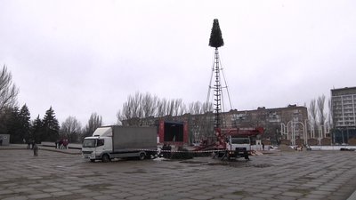 В Запоріжжі встановлюють головну ялинку області