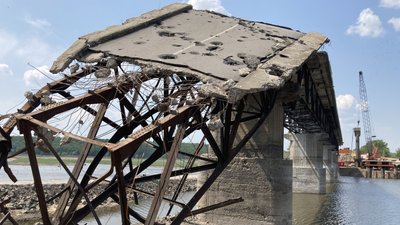 На Харківщині відновлюють зруйнований міст На Харківщині відновлюють зруйнований міст