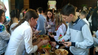 Страви традиційної кухні продавали у Луцькій гімназії, аби зібрати гроші для онкохворих дітей Страви традиційної кухні продавали у Луцькій гімназії, аби зібрати гроші для онкохворих дітей