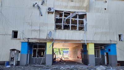 Російські окупанти розбомбили стадіон Російські окупанти розбомбили стадіон