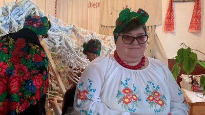 Плетуть маскувальні та співають колядки: як у Вишеньках на Чернігівщині готуються до Святвечора Плетуть маскувальні та співають колядки: як у Вишеньках на Чернігівщині готуються до Святвечора