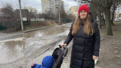 Євгенія Васюк з дитячим візочком Євгенія Васюк з дитячим візочком