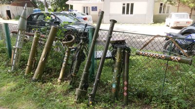 Експозиція тубусів з передової, яку привіз боєць Олег Туєшин Експозиція тубусів з передової, яку привіз боєць Олег Туєшин