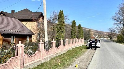 На Івано-Франківщині поліцейські затримали чоловіка, який, імовірно, кинув гранату на територію приватного будинку