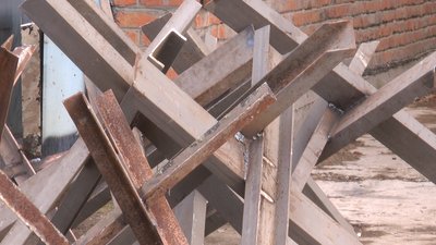 Готові працювати цілодобово. В Івано-Франківську волонтери виготовляють протитанкові їжаки Готові працювати цілодобово. В Івано-Франківську волонтери виготовляють протитанкові їжаки