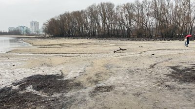 Рівень води у Дніпрі біля Черкас сягнув рекордно низьких показників. У чому причина Рівень води у Дніпрі біля Черкас сягнув рекордно низьких показників. У чому причина