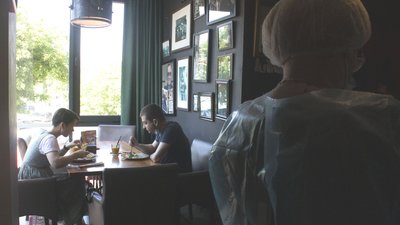Щеплюють в кафе та в наметі на Кобилянській. Як у Чернівцях проходить вакцинація від COVID Щеплюють в кафе та в наметі на Кобилянській. Як у Чернівцях проходить вакцинація від COVID
