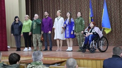 Волонтери громадської організації "Творча сотня "Рух до перемоги" на концерті нашим захисникам. Волонтери громадської організації "Творча сотня "Рух до перемоги" на концерті нашим захисникам.
