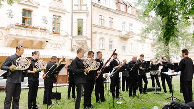У Львові зібрали майже 150 тисяч гривень для ЗСУ під час благодійного ярмарку та концерту У Львові зібрали майже 150 тисяч гривень для ЗСУ під час благодійного ярмарку та концерту