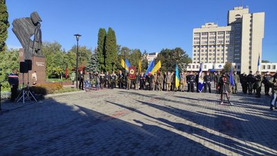 У Тернополі в День захисника України вшанували пам'ять загиблих українських бійців У Тернополі в День захисника України вшанували пам'ять загиблих українських бійців