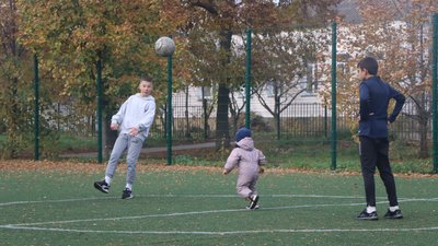 В Охтирці лагодять футбольні майданчики, щоб у містян була можливість займатися спортом