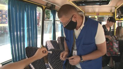 У Тернополі муніципальні інспектори перевіряють квитки в громадському транспорті