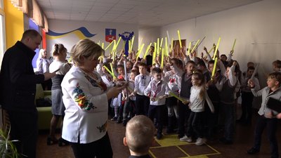 Черкасець роздав учням світловідбивальні браслети