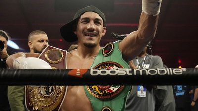 "Назавжди вдячний". Теофімо Лопес звільнив пояс чемпіона світу з боксу й натякнув на закінчення кар'єри