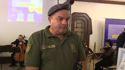 В Івано-Франківську на благодійному аукціоні збирали гроші на підтримку Збройних сил України В Івано-Франківську на благодійному аукціоні збирали гроші на підтримку Збройних сил України