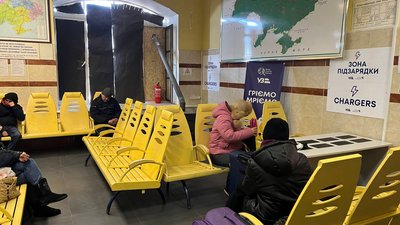 "Люди обігріваються тут, і чай п'ють": на залізничному вокзалі у Кривому Розі облаштували пункт обігріву "Люди обігріваються тут, і чай п'ють": на залізничному вокзалі у Кривому Розі облаштували пункт обігріву