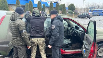 ДБР викрило військового на Донеччині за продаж ПЗРК, кулеметів і сотень дронів