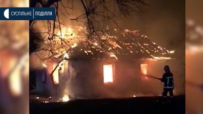 На Хмельниччині чоловік врятував двох жінок з палаючого будинку