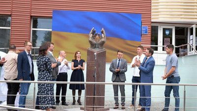 У Києві відкрили меморіал медикам, які померли від COVID-19 У Києві відкрили меморіал медикам, які померли від COVID-19