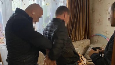 Столичного поліцейського спіймали на торгівлі наркотиками