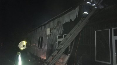 За ніч прикарпатські пожежники загасили три пожежі За ніч прикарпатські пожежники загасили три пожежі