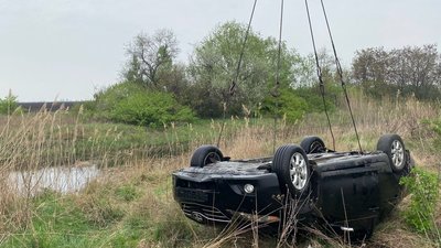 На Полтавщині з водойми дістали автомобіль із двома загиблими