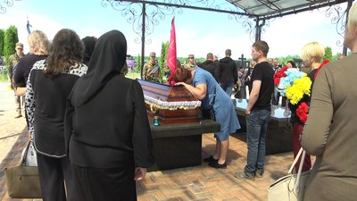 У Житомирі попрощалися із військовослужбовцем навчального центру "Десна" Олександром Вознюком У Житомирі попрощалися із військовослужбовцем навчального центру "Десна" Олександром Вознюком