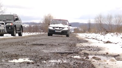 "Дорога — "супер", аж випадають пломби із зубів". Реалії шляхів на Прикарпатті