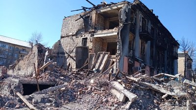 "Розмовляла з мамою, а вона кричала, що задихається". Історія евакуюваної на Буковину жінки з міста Щастя