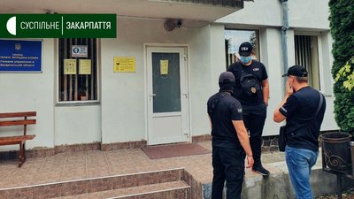 В міграційній службі Закарпаття тривають обшуки В міграційній службі Закарпаття тривають обшуки