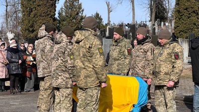 У Тернополі попрощалися із загиблим бійцем Василем Огірком У Тернополі попрощалися із загиблим бійцем Василем Огірком