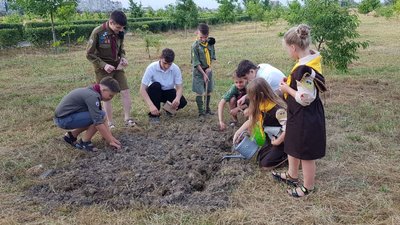 Марафон відповідальності: Олег Сенцов разом з херсонцями посадив соняхи Марафон відповідальності: Олег Сенцов разом з херсонцями посадив соняхи
