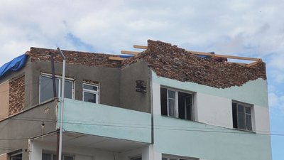 На Тернопільщині будинок, у якому вітер зірвав дах, затоплює під час дощів