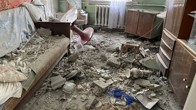 Обстріли Херсона, зруйнований будинок, наслідки влучання снаряда РФ