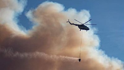 Гелікоптер, що тушить пожежу у Чорнобильській зоні відчуження Гелікоптер, що тушить пожежу у Чорнобильській зоні відчуження