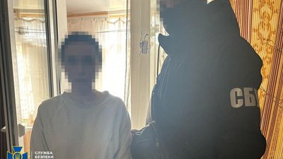 У Херсоні затримали "працівницю" окупаційної міграційної служби