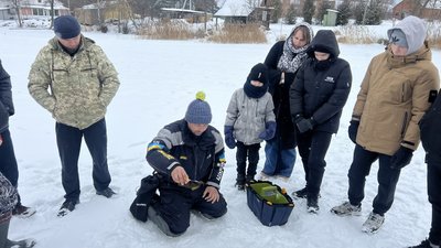 Чемпіон України з зимової риболовлі провів майстер-клас на одному з озер на Волині Чемпіон України з зимової риболовлі провів майстер-клас на одному з озер на Волині