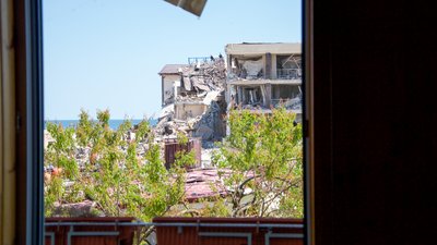 Знищені дачі та дитина в епіцентрі вибуху: що відомо про обстріл бази відпочинку на Одещині. Фоторепортаж Знищені дачі та дитина в епіцентрі вибуху: що відомо про обстріл бази відпочинку на Одещині. Фоторепортаж