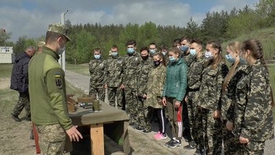 У Полтаві одинадцятикласників навчали стріляти із автоматів У Полтаві одинадцятикласників навчали стріляти із автоматів