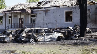 Три авіабомби РФ вдали по Золочеву на Харківщині 1 травня: спалені авто Три авіабомби РФ вдали по Золочеву на Харківщині 1 травня: спалені авто