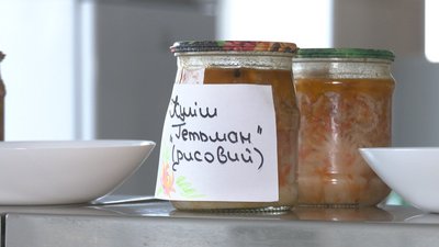 Сушені овочі та тушонка: на Дніпропетровщині роблять “швидкий” борщ для військових Сушені овочі та тушонка: на Дніпропетровщині роблять “швидкий” борщ для військових