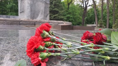 У День пам'яті та примирення до Меморіалу Слави у Харкові несуть квіти У День пам'яті та примирення до Меморіалу Слави у Харкові несуть квіти