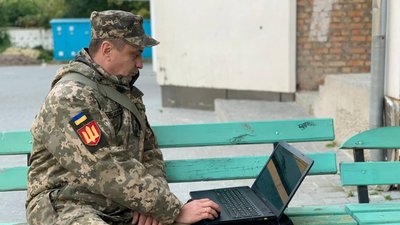 "Я хотів зійти з літака і поцілувати рідну землю". Миротворець з Тернополя повернувся додому