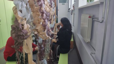 "Бути надійним тилом": у полтавському ліцеї плетуть маскувальні сітки