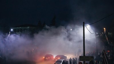 Через вбивство мешканця Каховки біля місцевої поліції підпалили шини Через вбивство мешканця Каховки біля місцевої поліції підпалили шини