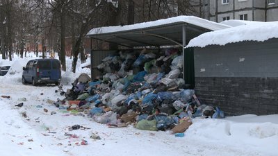 Через сніг і машини у Рівному не можуть вивезти сміття з усіх дворів Через сніг і машини у Рівному не можуть вивезти сміття з усіх дворів