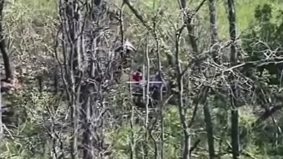 Російські військові пересуваються у плащах Червоного Хреста