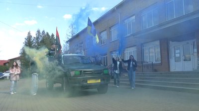 На Івано-Франківщині школярі розмалювати авто для бійців ЗСУ На Івано-Франківщині школярі розмалювати авто для бійців ЗСУ