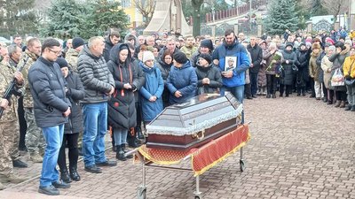 "Його знає майже весь Чортків і пів Івано-Франківська": на Тернопільщині зустріли тіло бійця Андрія Павлюка "Його знає майже весь Чортків і пів Івано-Франківська": на Тернопільщині зустріли тіло бійця Андрія Павлюка